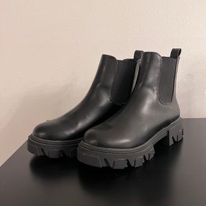 Urban Outfitters Chelsea Boot